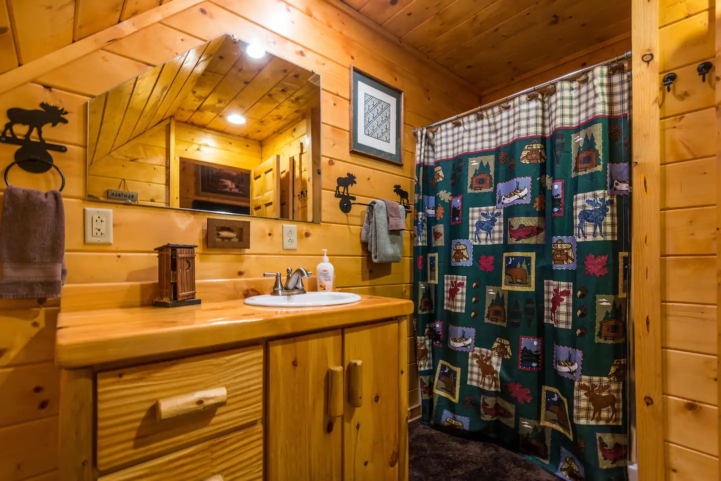 Fairytale Log Cabin bathroom in the bedroom with interesting curtains
