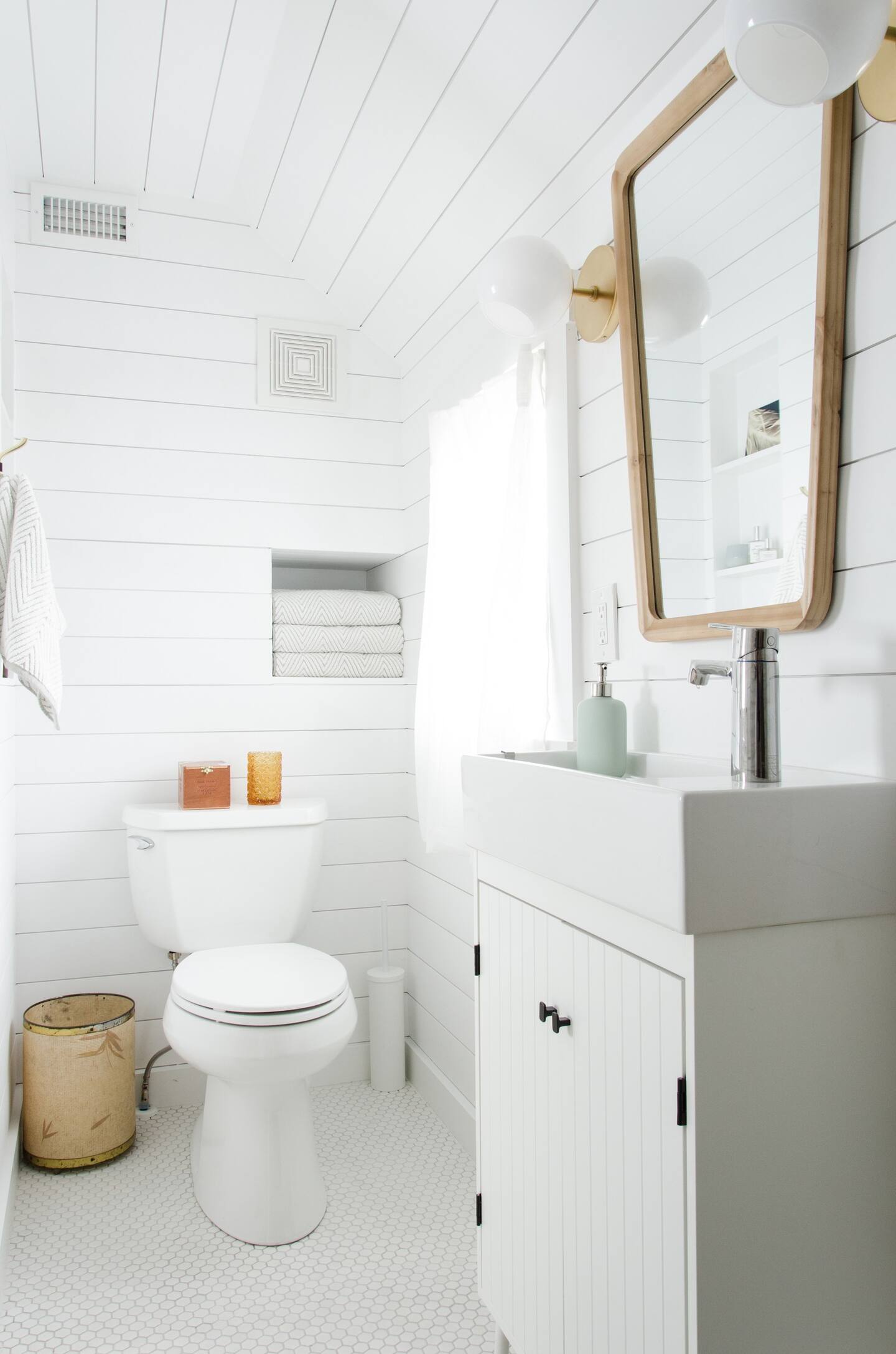 Pearl white bathroom with details made of wood