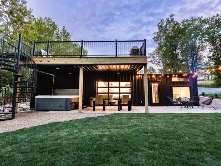 Green Creek haven container with a spiral stairs who leads on a terrace,
