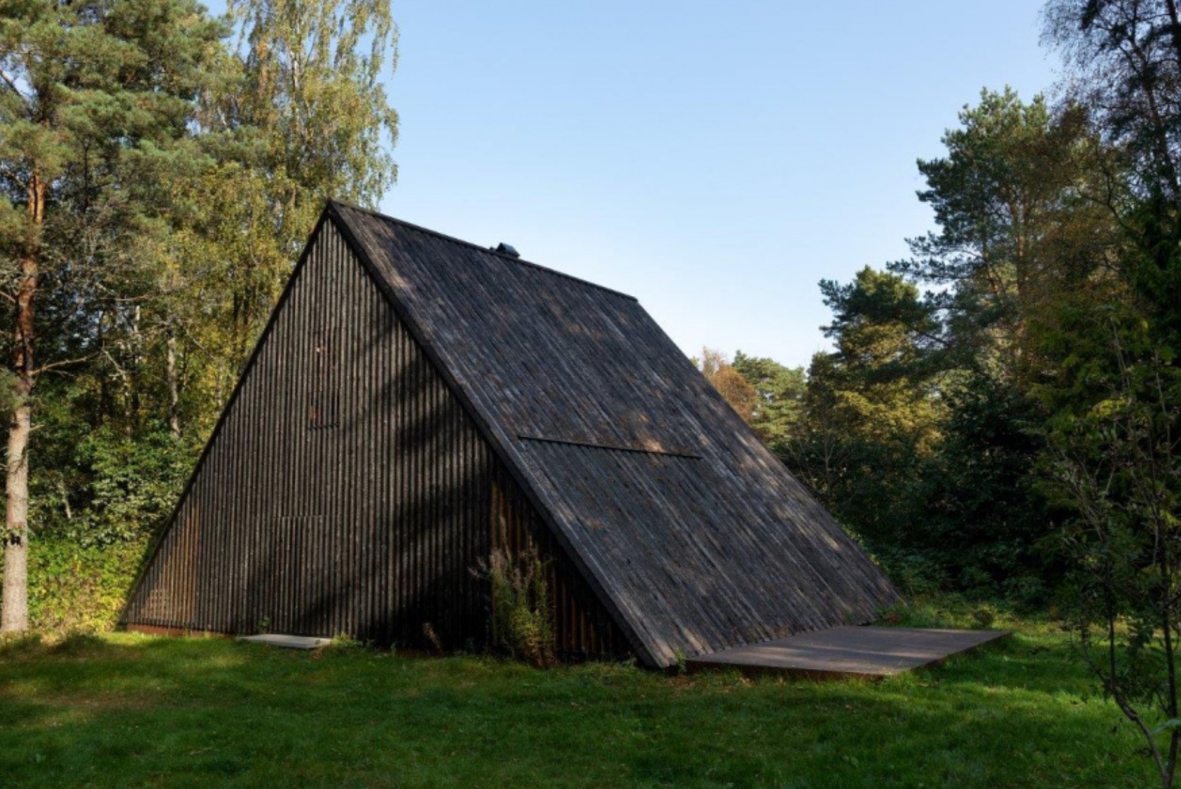 Contemporary cabin that looks like a roof