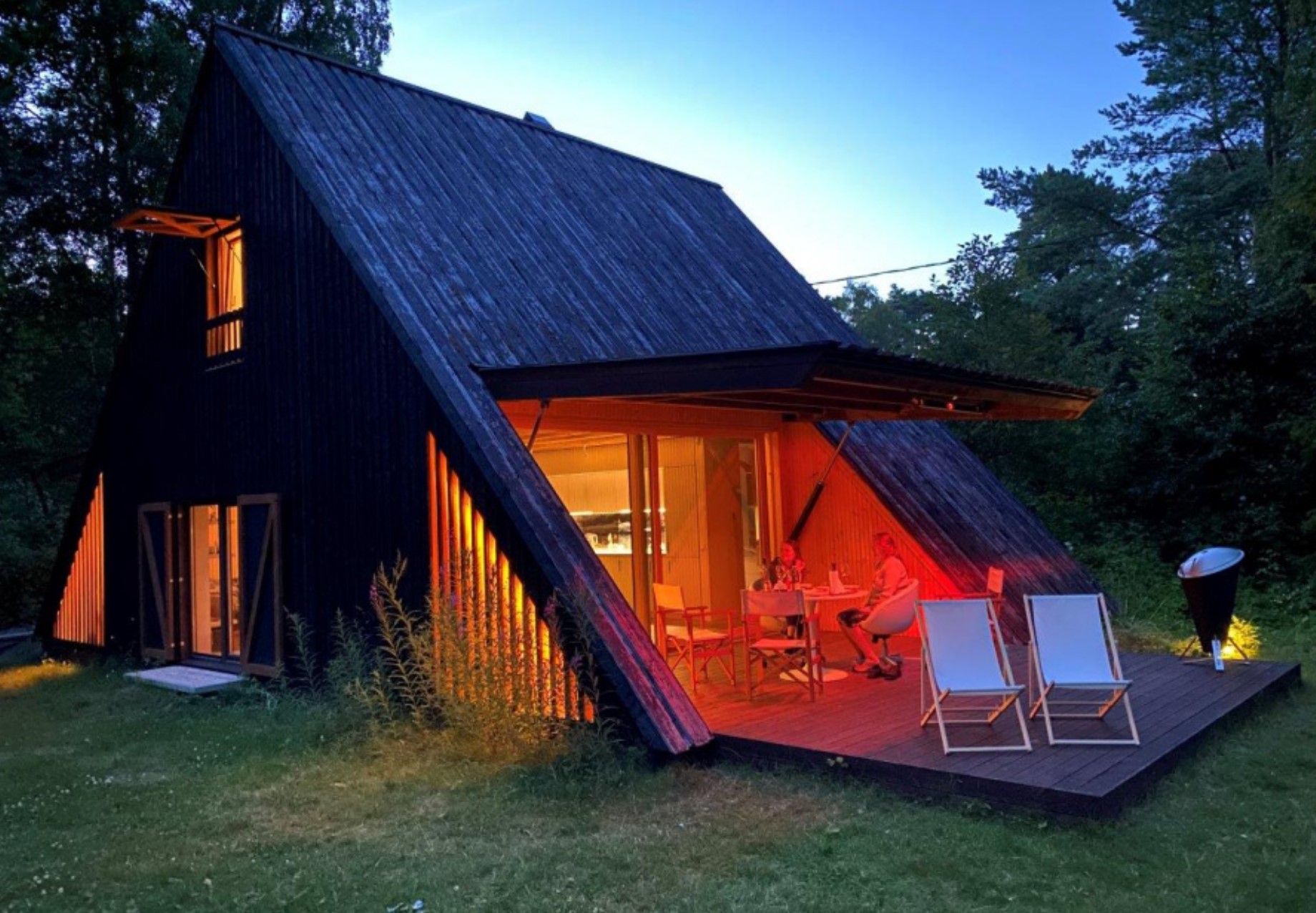 Cabin with a roof that opens up into a covered deck