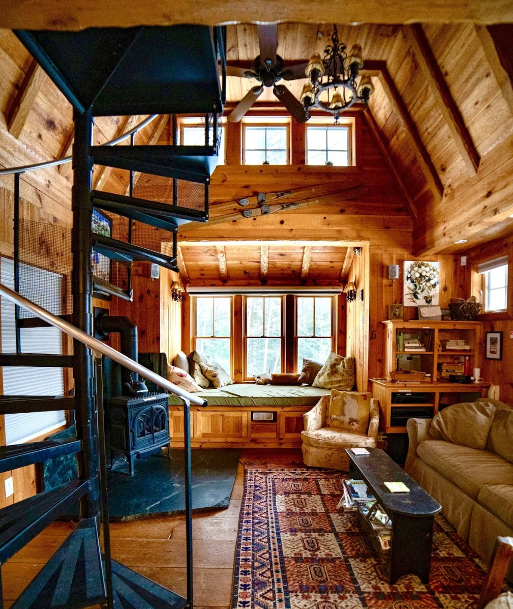 Living room with window sill bench and a red carpet