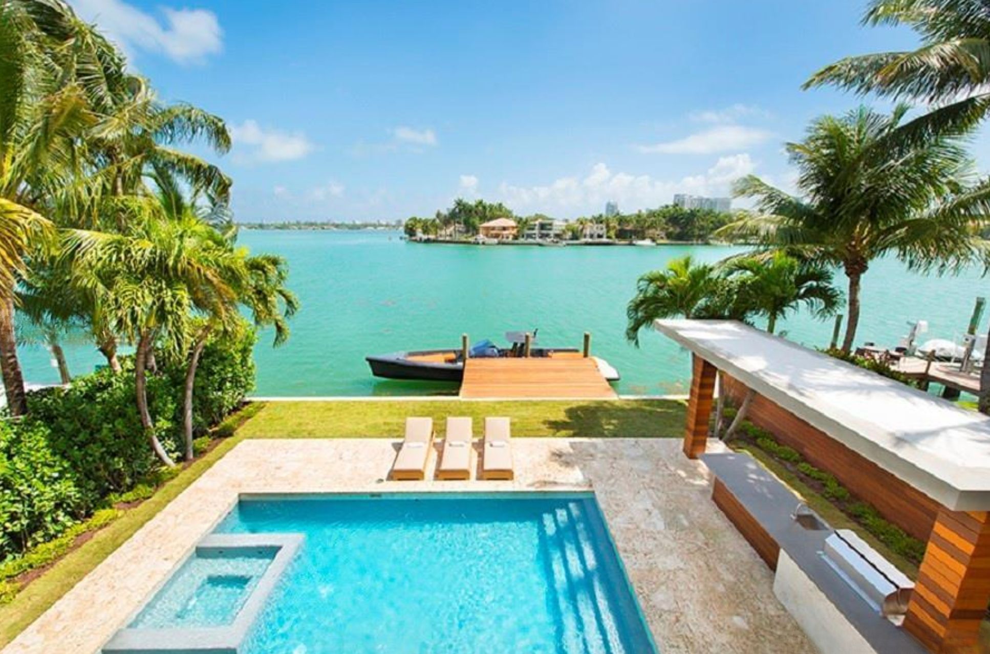 Pool with a view on the sea