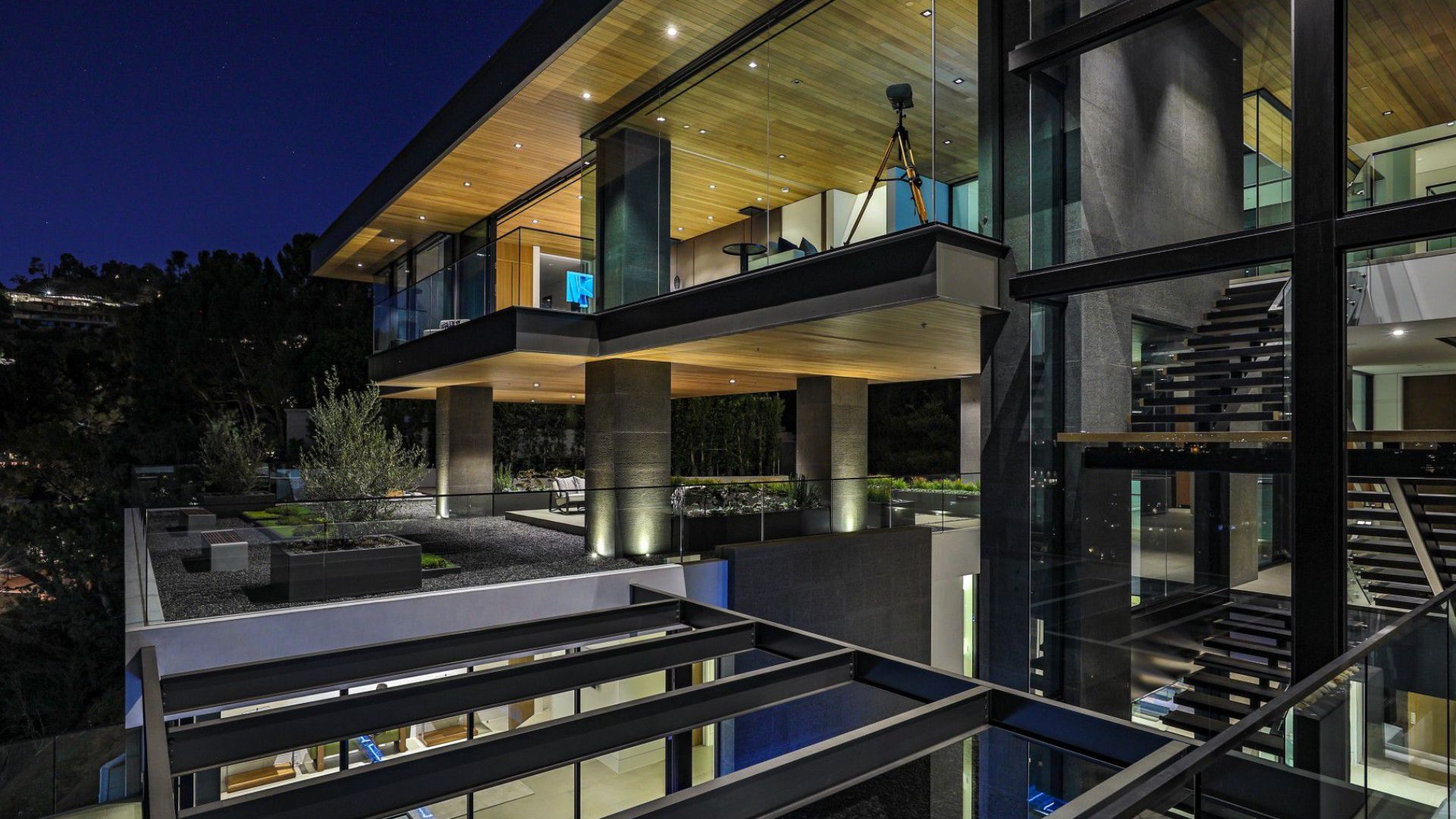 side view of the house with glass walls and black metal frames