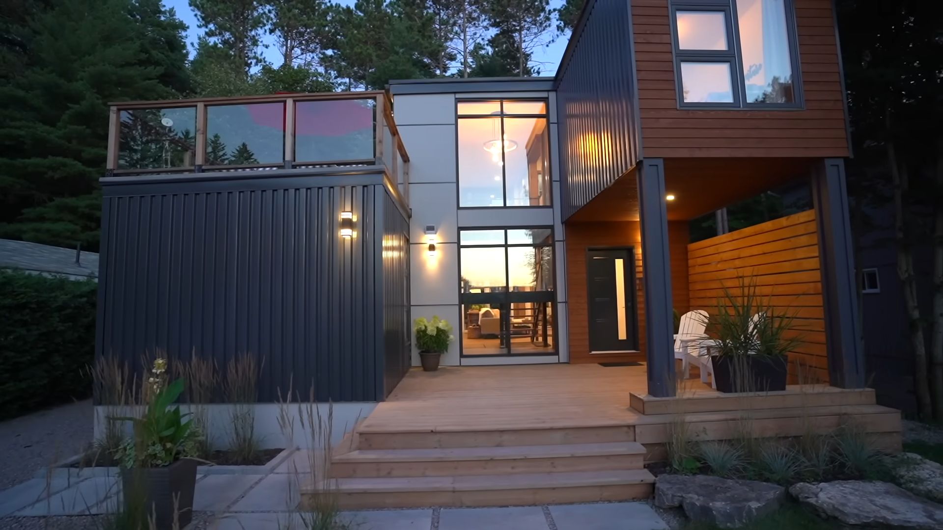 entry of the container house with a ground container and two smaller ones cantilevered