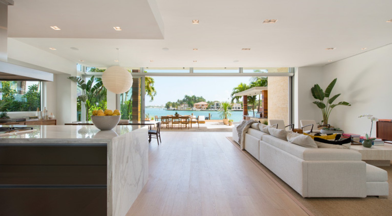 Open concept living room with view on the ocean