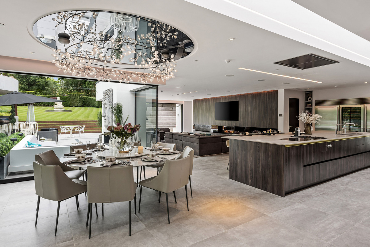 Dining room with a round table with the view on the backyard