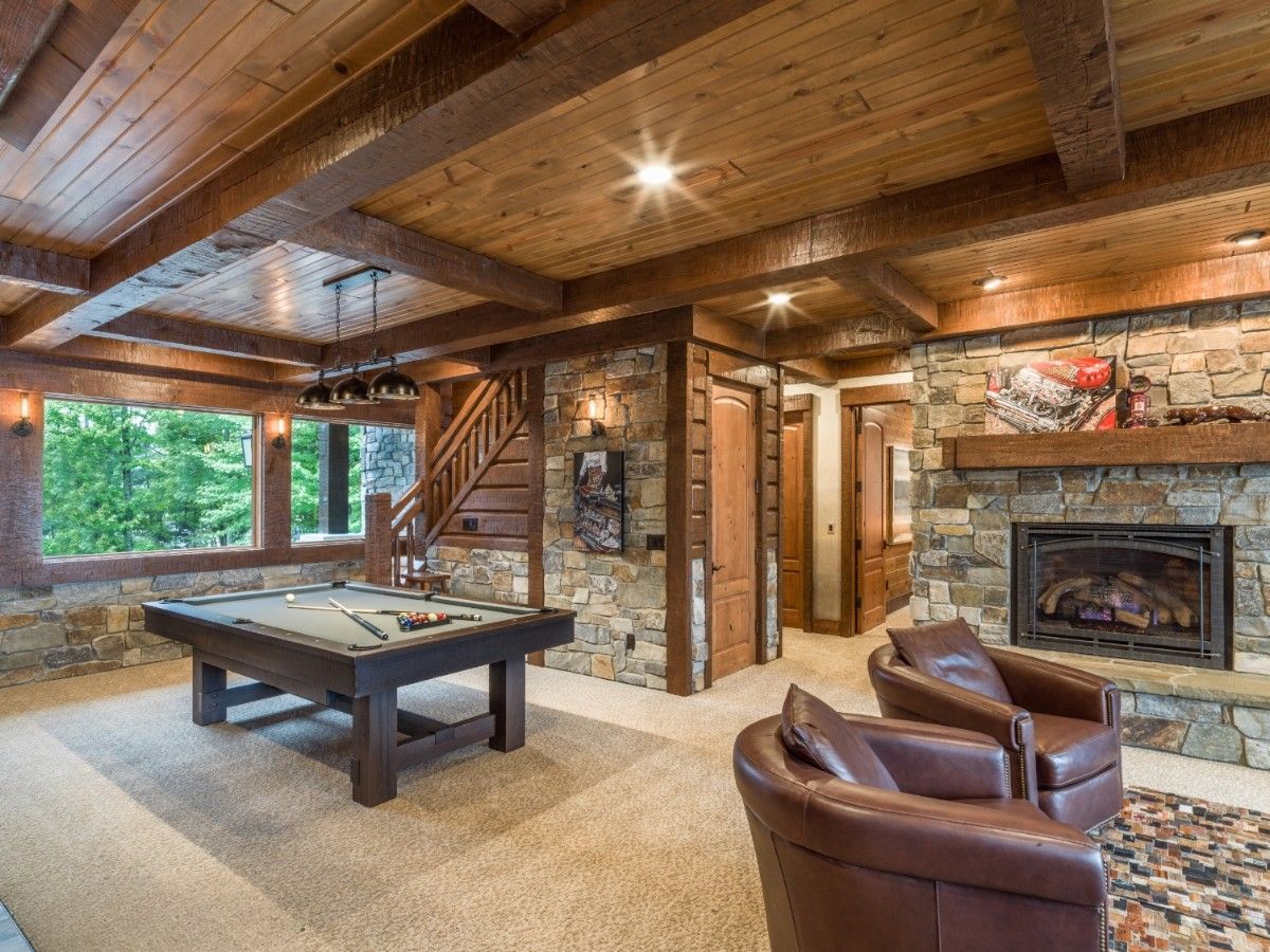 Entertainment room with pool table