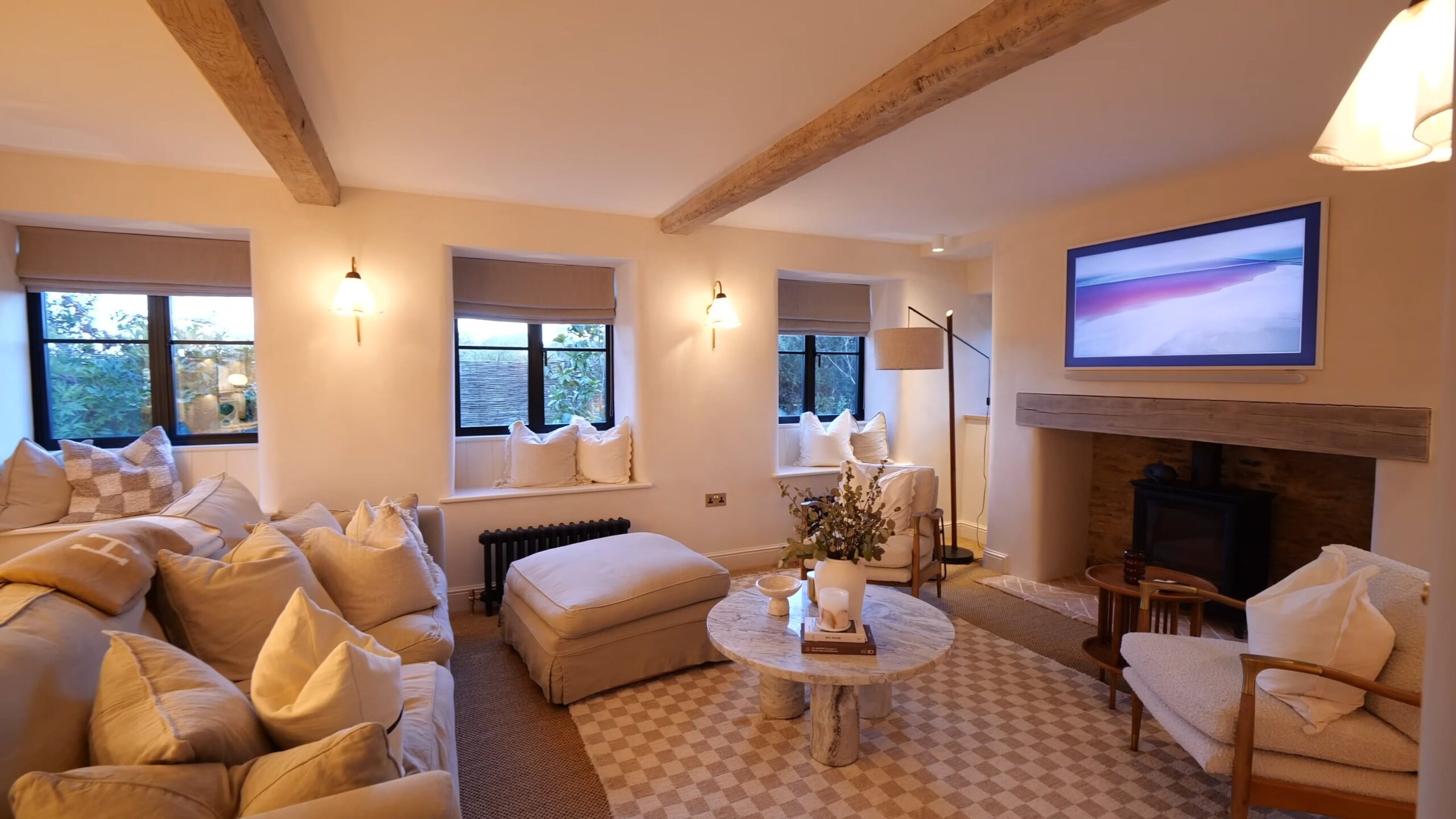 Living room with with bug couch, wooden beams and TV