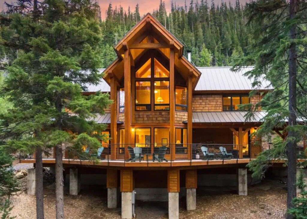 Luxurious three floor cabin with huge deck