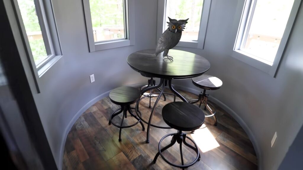 Round dining room with round table and chairs