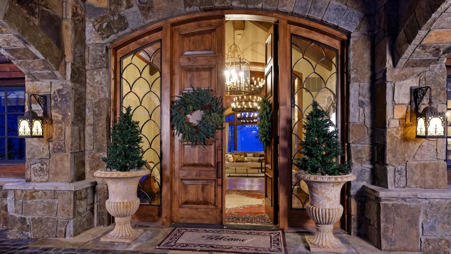 entrance into the mansion with oliday decorations