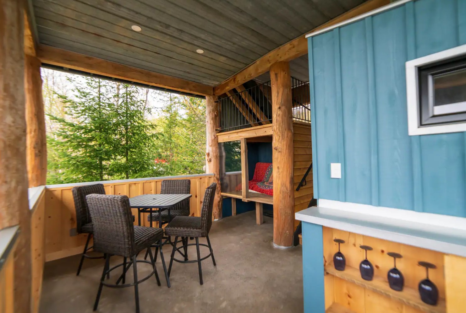 Table, chairs and a mini bar on a covered terrace