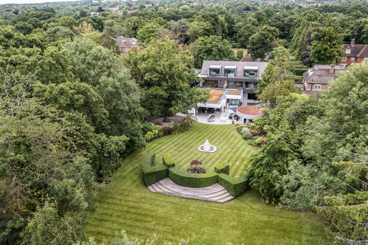 Backyard of a mansion with a fountain