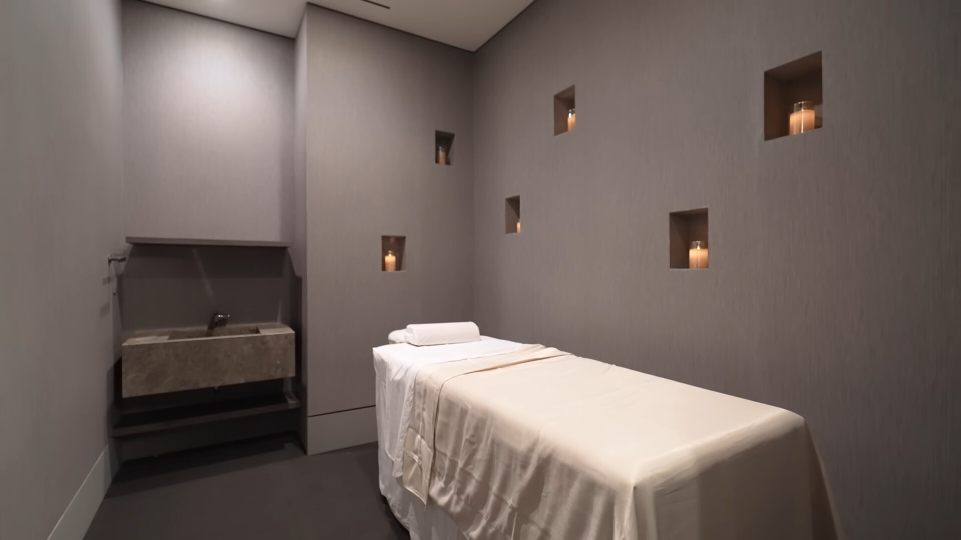 massage room with candles in the walls