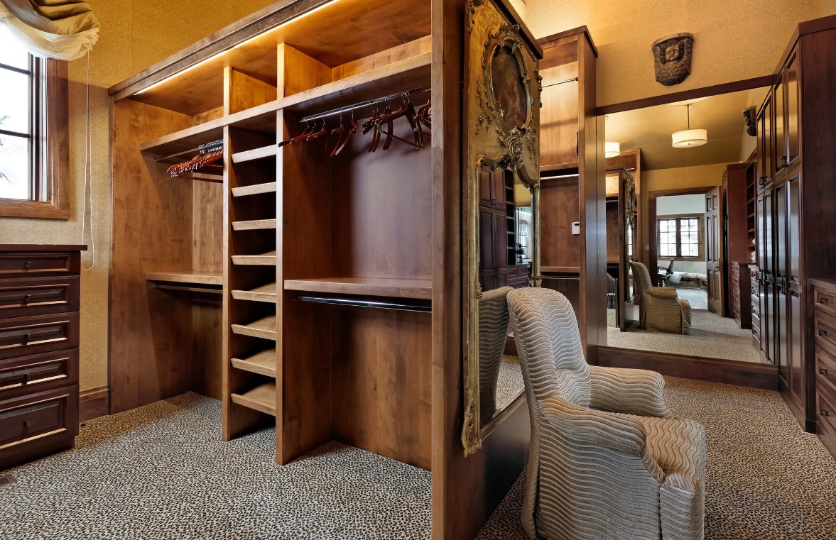 walk-in closet with a chair