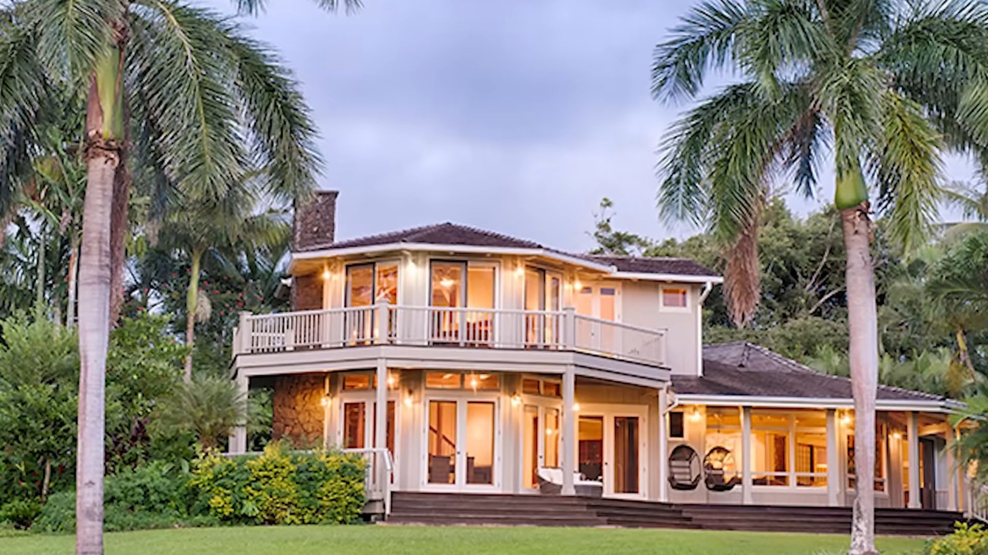 hawaii residence of will smith and jada, lovely two-story house on the beach surrounded by palm trees