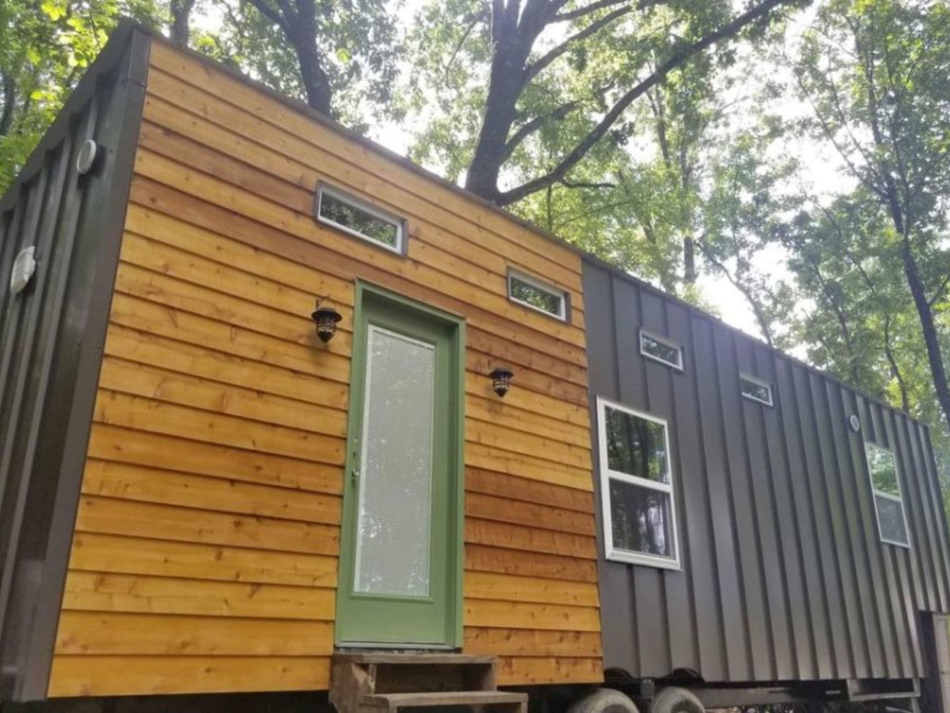 THOW with exterior in two different tones, one in wood siding, the other one in anthracite corrugated steel