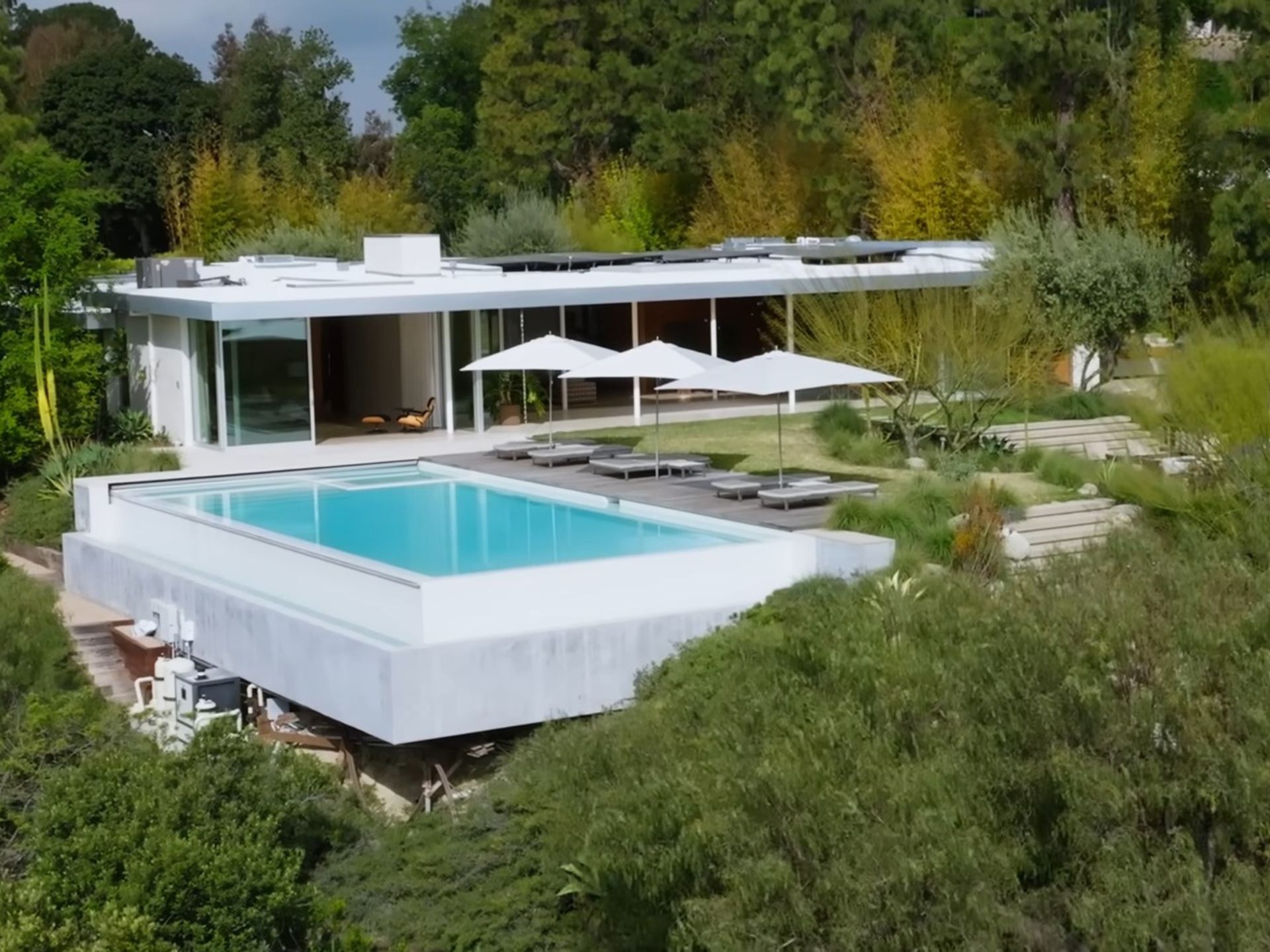 Step Inside This Mid-Century Modern Home That Will Transport You Straight Into A Classic Hollywood Movie