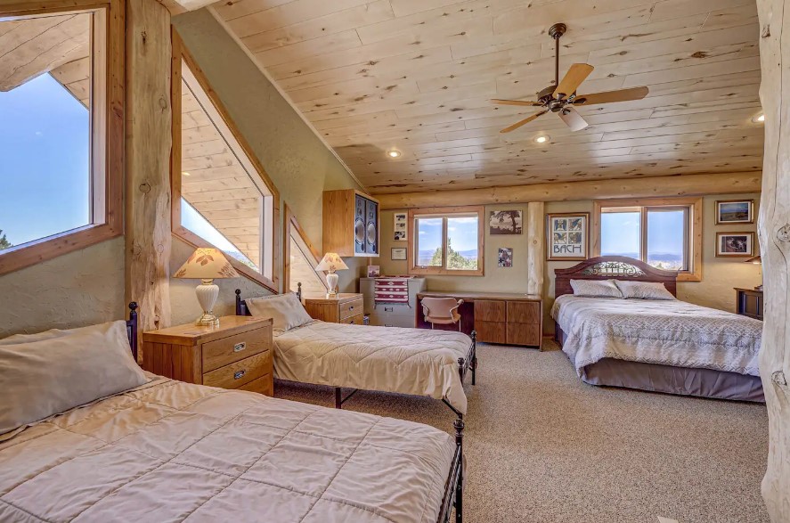 bedroom with a queen-sized bed and twin beds