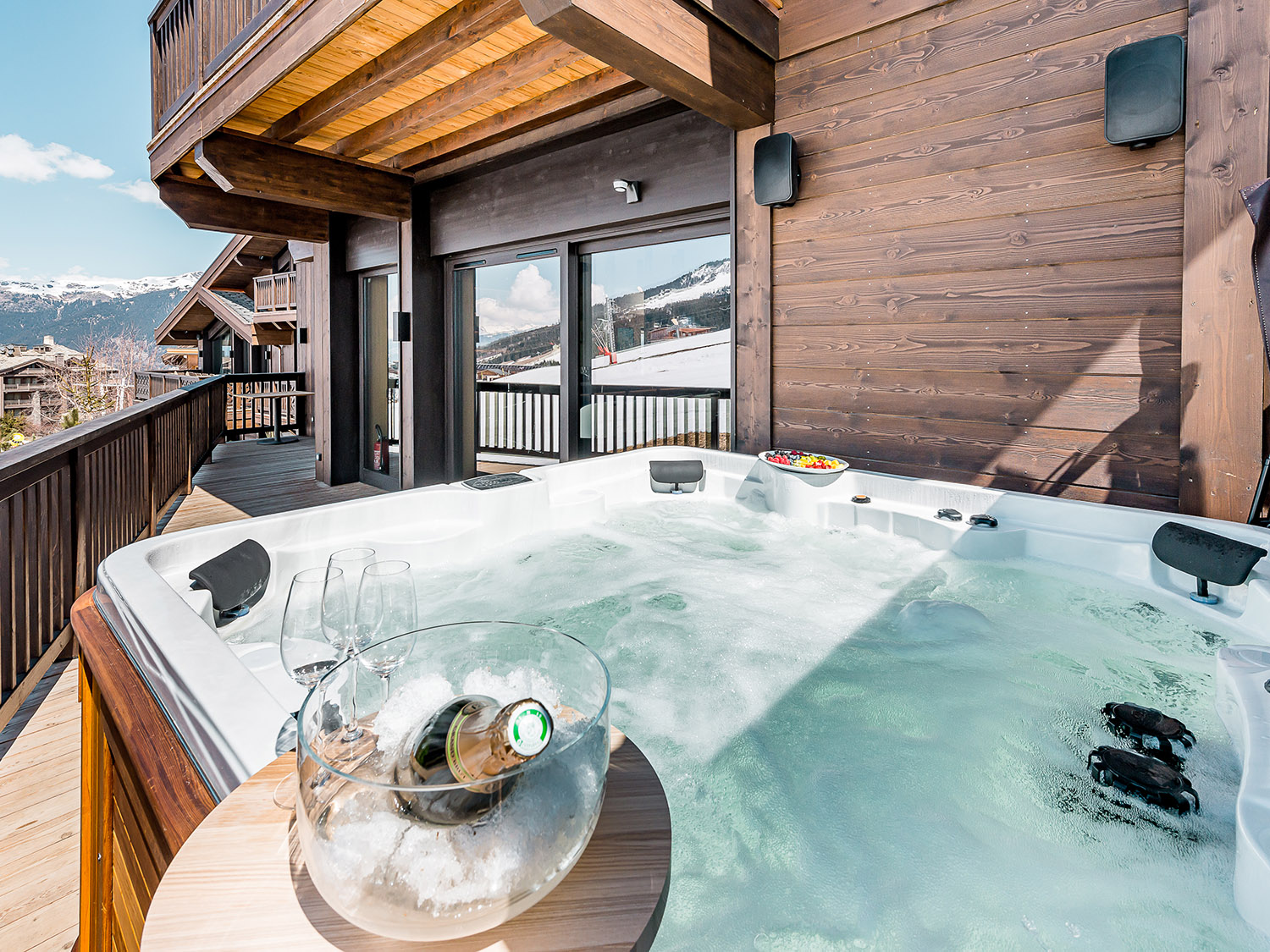 outdoors hot tub in a cabin