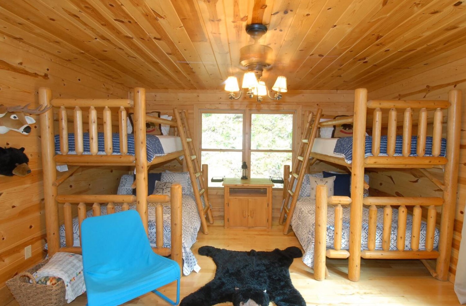 Kids bunk room with four beds