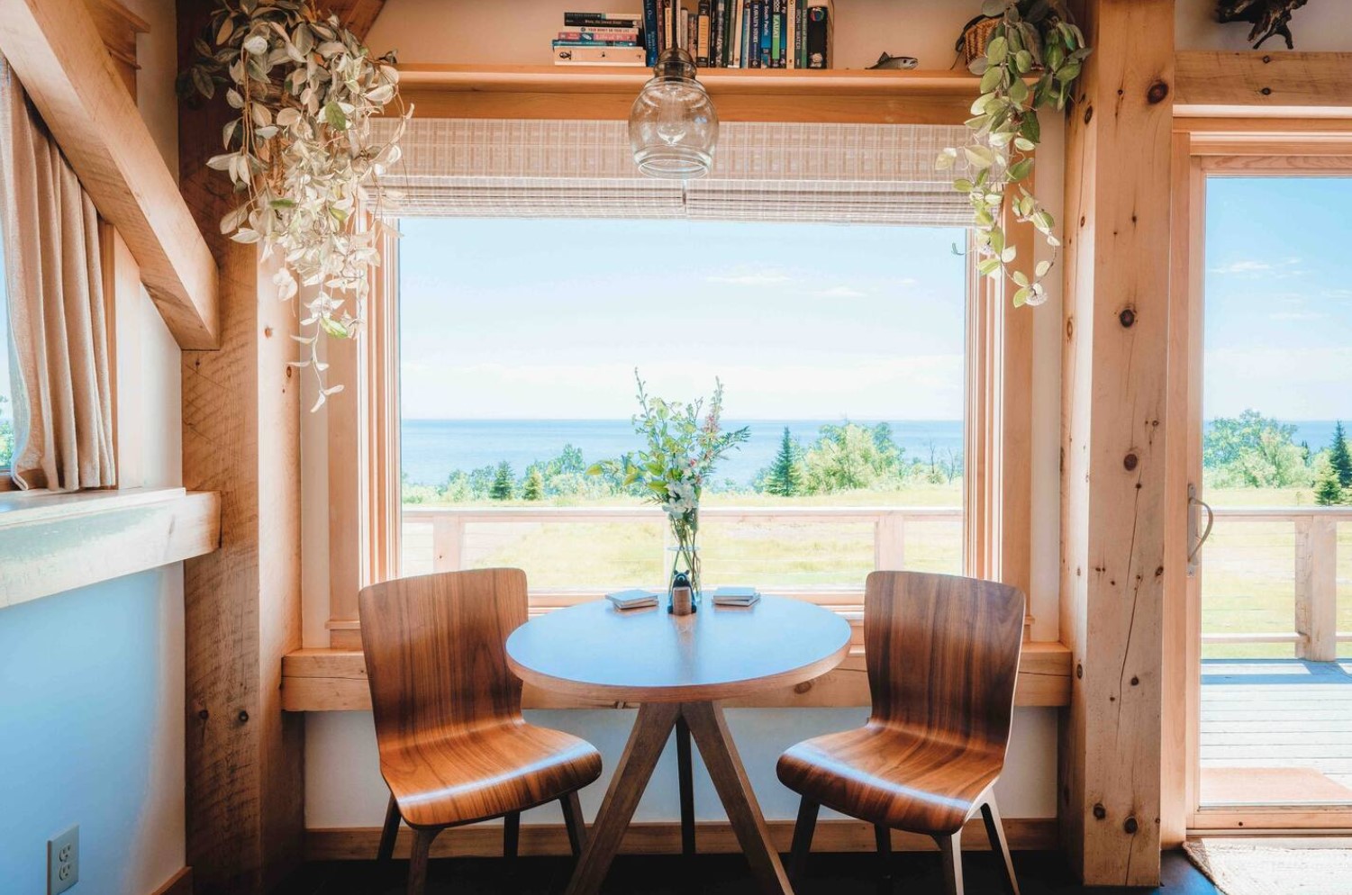 Dining room with a round table and a view on lake