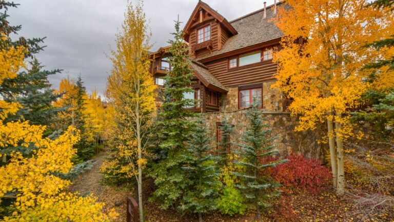 beautiful autumn exterior around the logg cabin