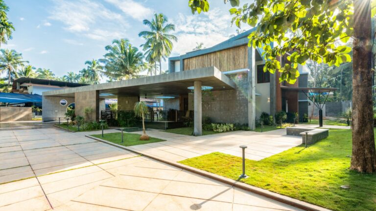 Living In This Modern Mansion Is Like Living In A Botanical Garden