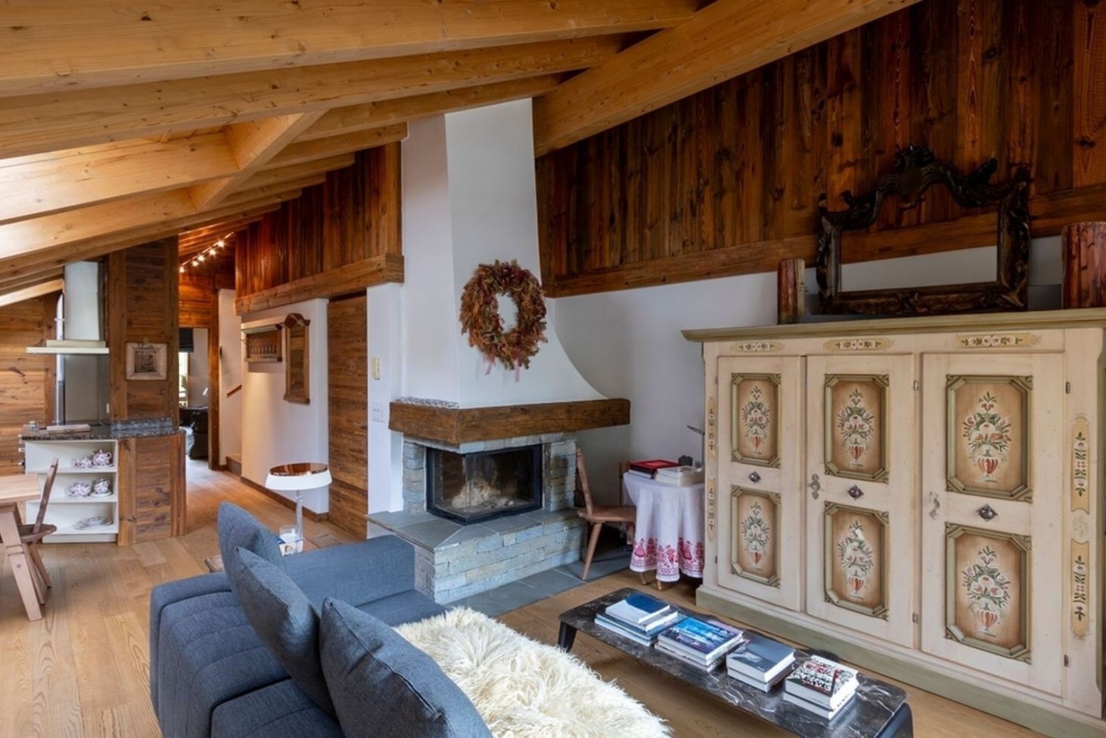 Living room with wooden planks and a vintage cabinet