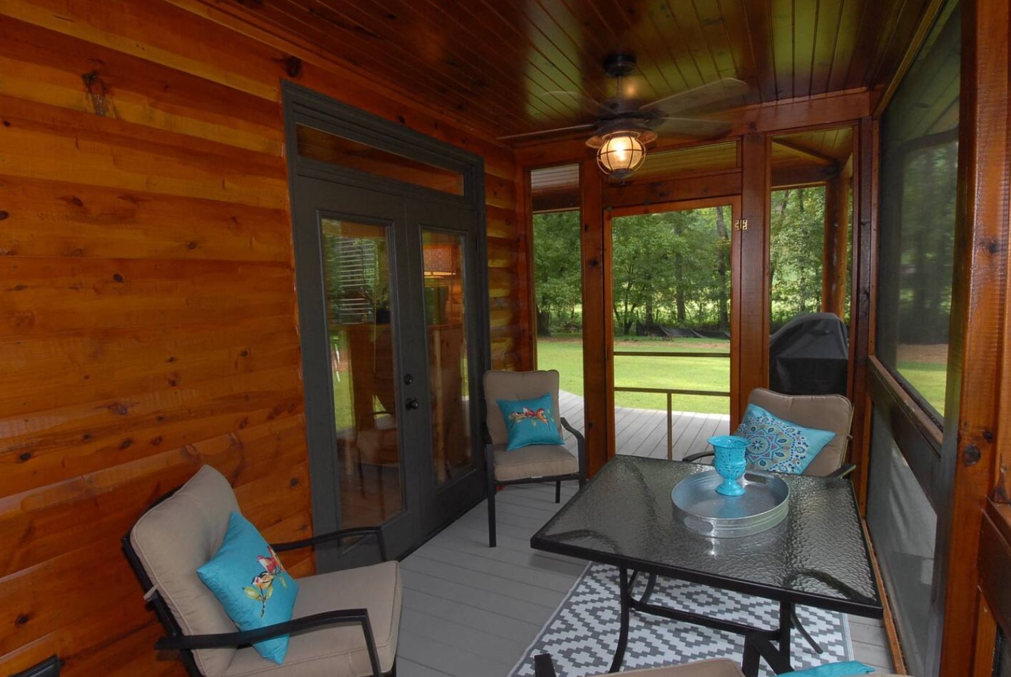 Screened in porch with lounge area