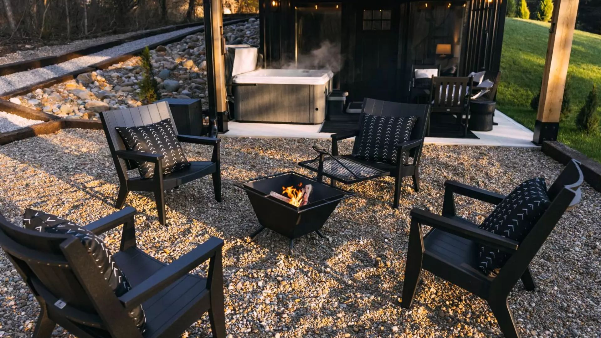 lovely fire pit lounge