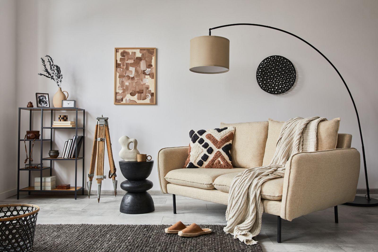 Artist living room with a curved lap and stunning decorations