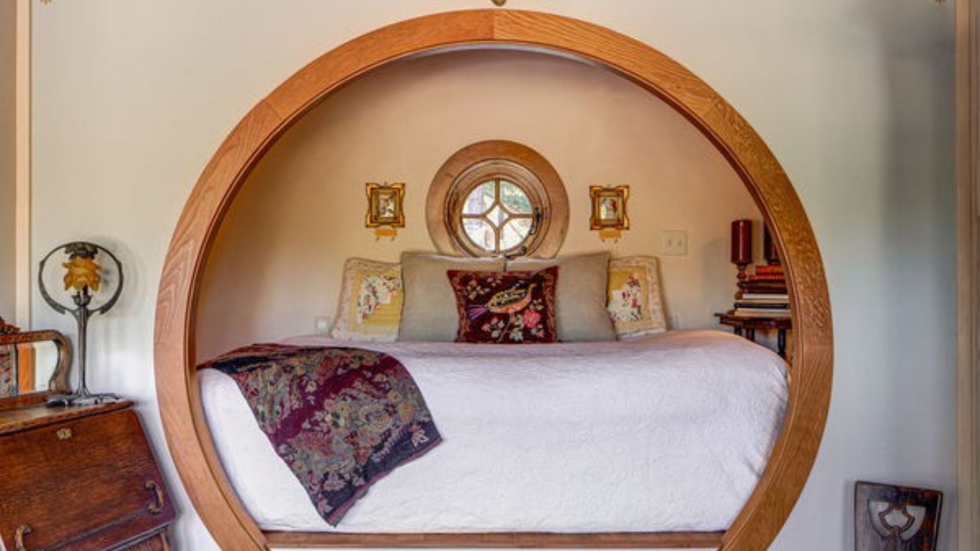 round nook for bedroom