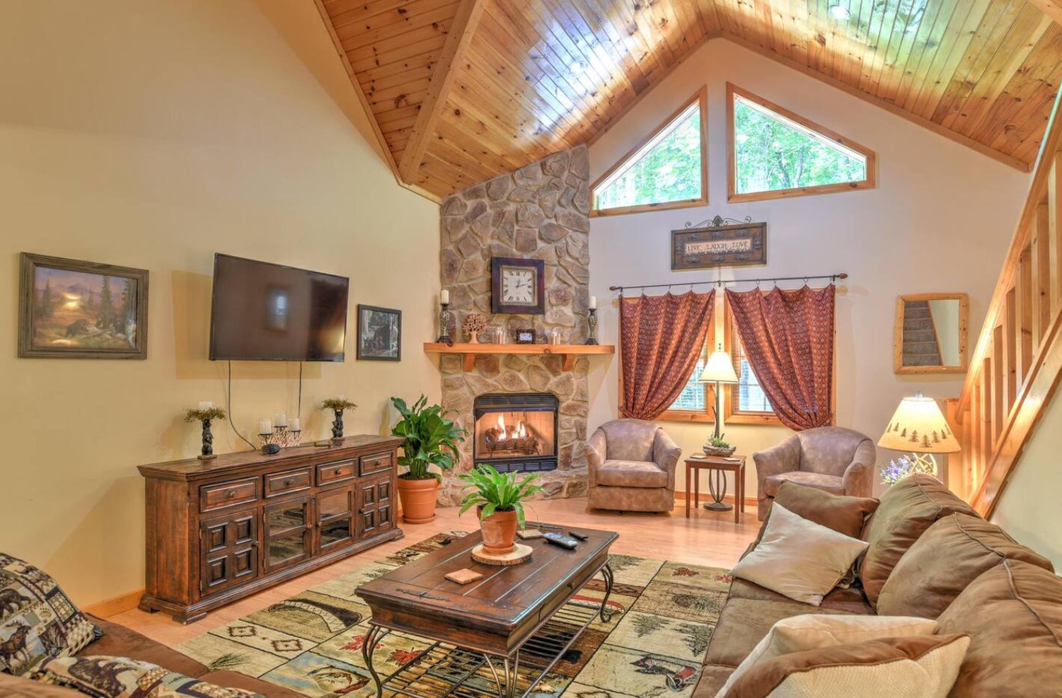 Cozy cabin living room with plenty of seating and a colorful rug