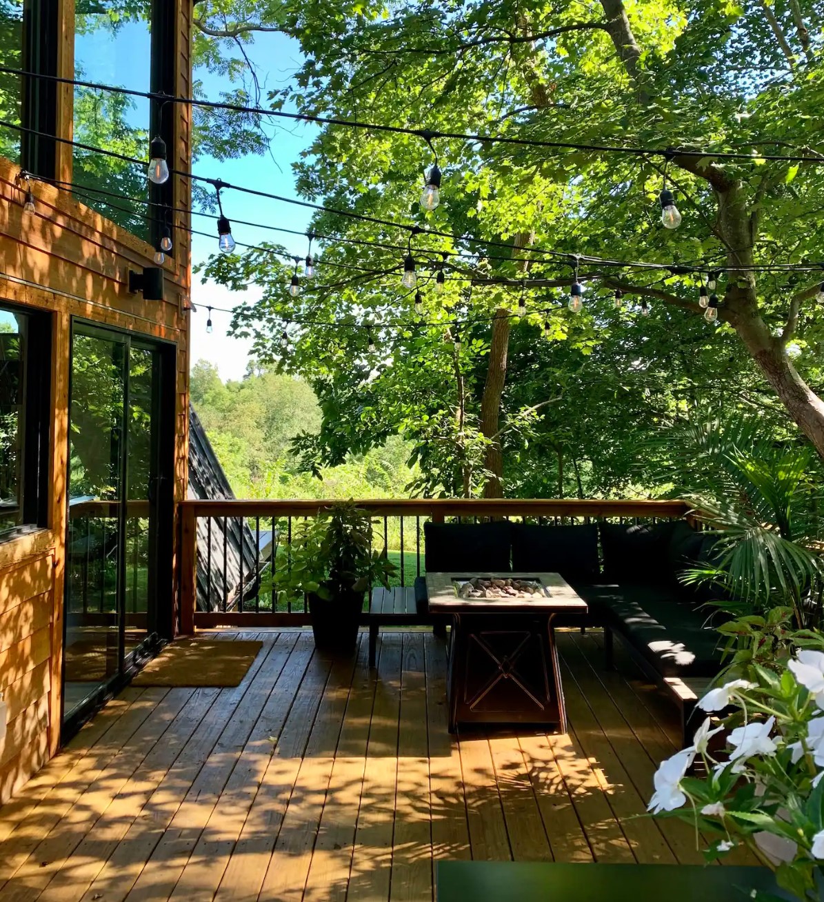 Porch of a cabin with a view of nature