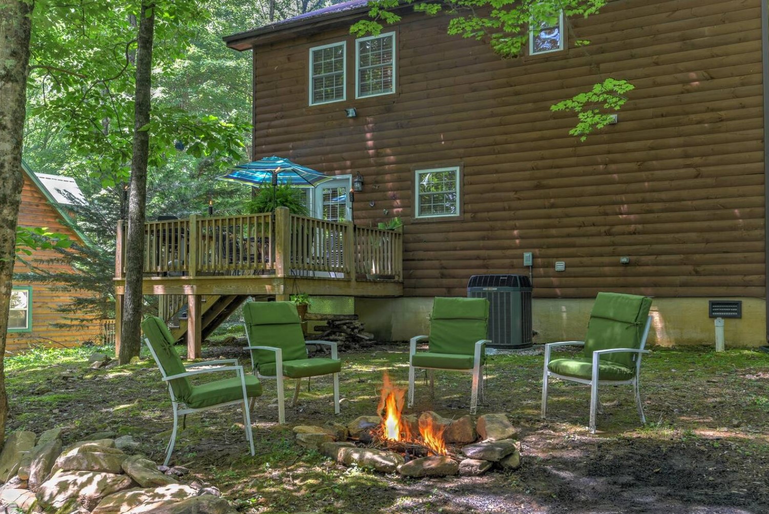 terrace with lounge area and a fire pit in a cabin