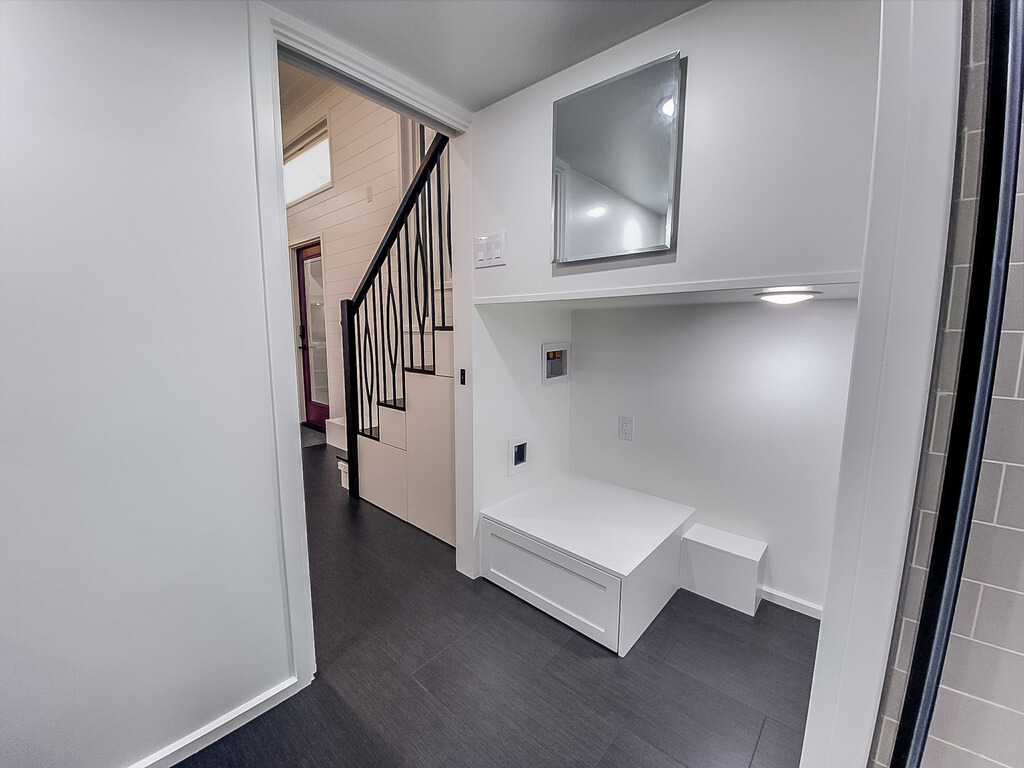 empty nook room with a built in shelf and a mirror