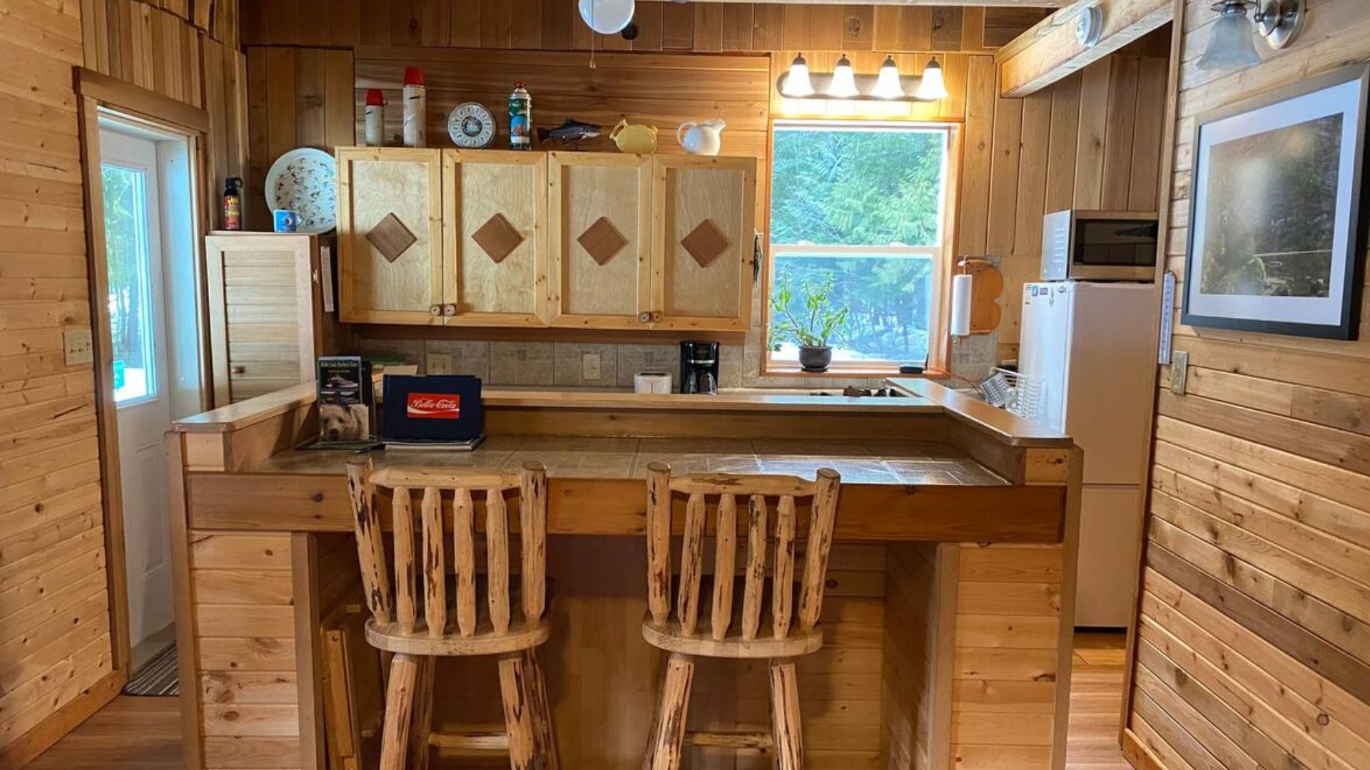 rustic kitchen with wooden cabainets and a breakfast bar counter