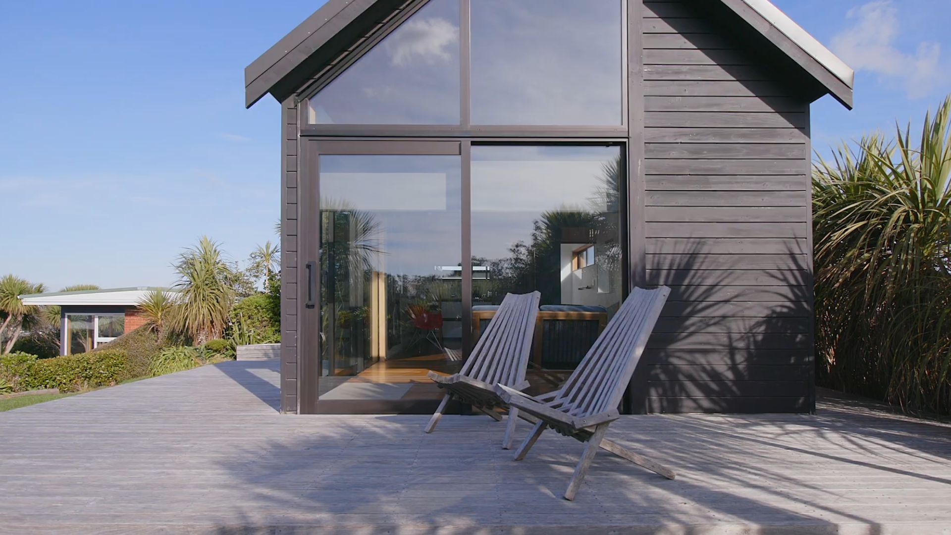 exterior of the micro loft with a deck around it, facade in anthracite grey