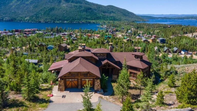 I’d Trade My Soul To Have Such A Stunning Log Cabin In The Mountains, And I’m Not Kidding