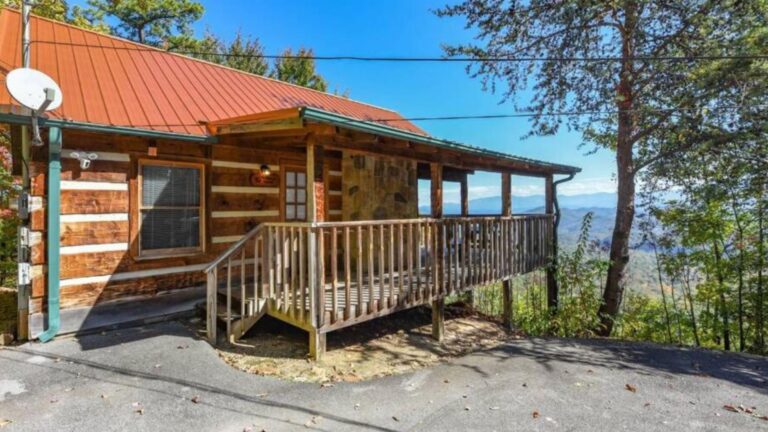Oh, You Have To See The Unbelievable Mountain View From This Traditional Log Cabin