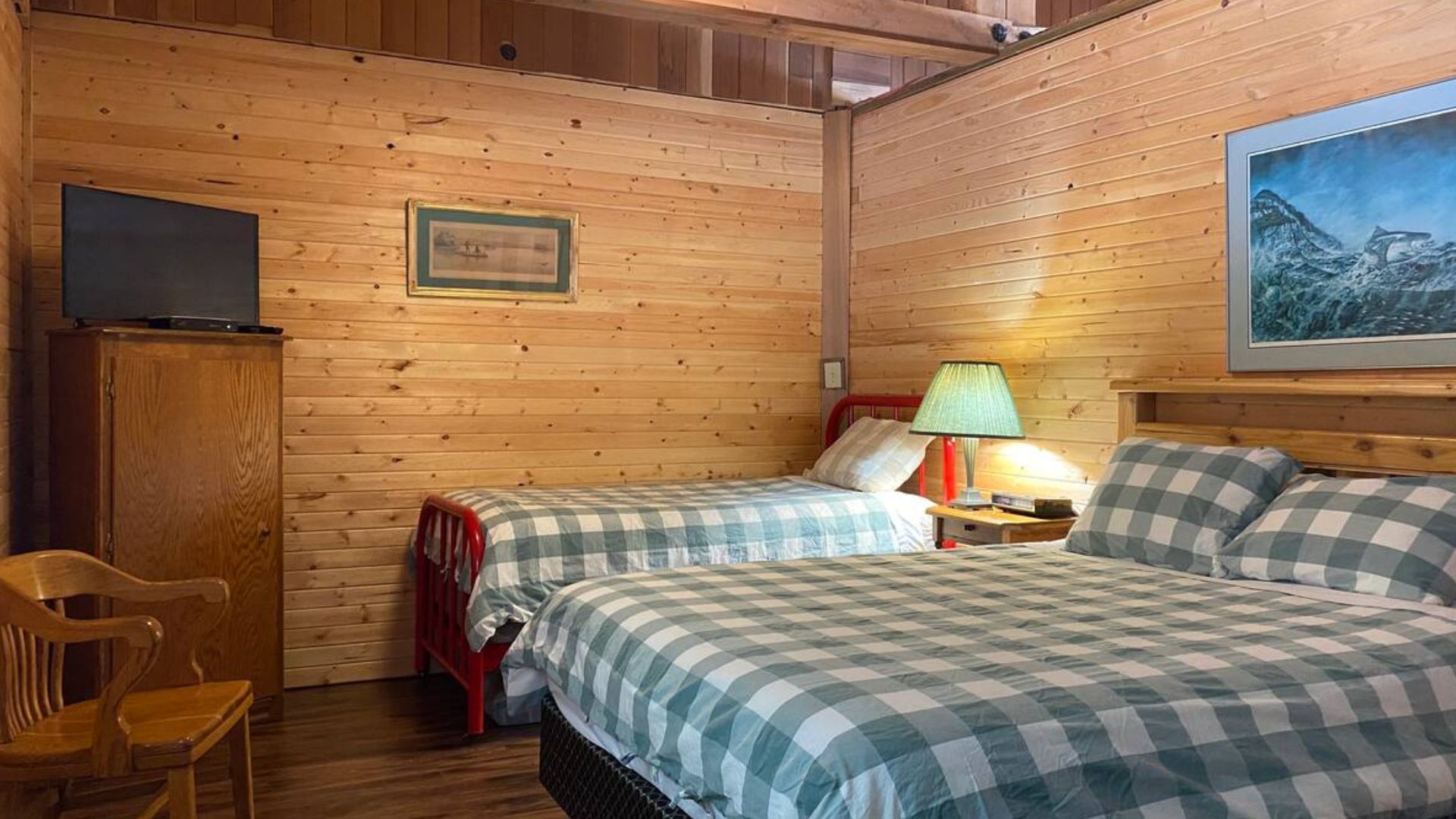 bedrom with plaid bedding