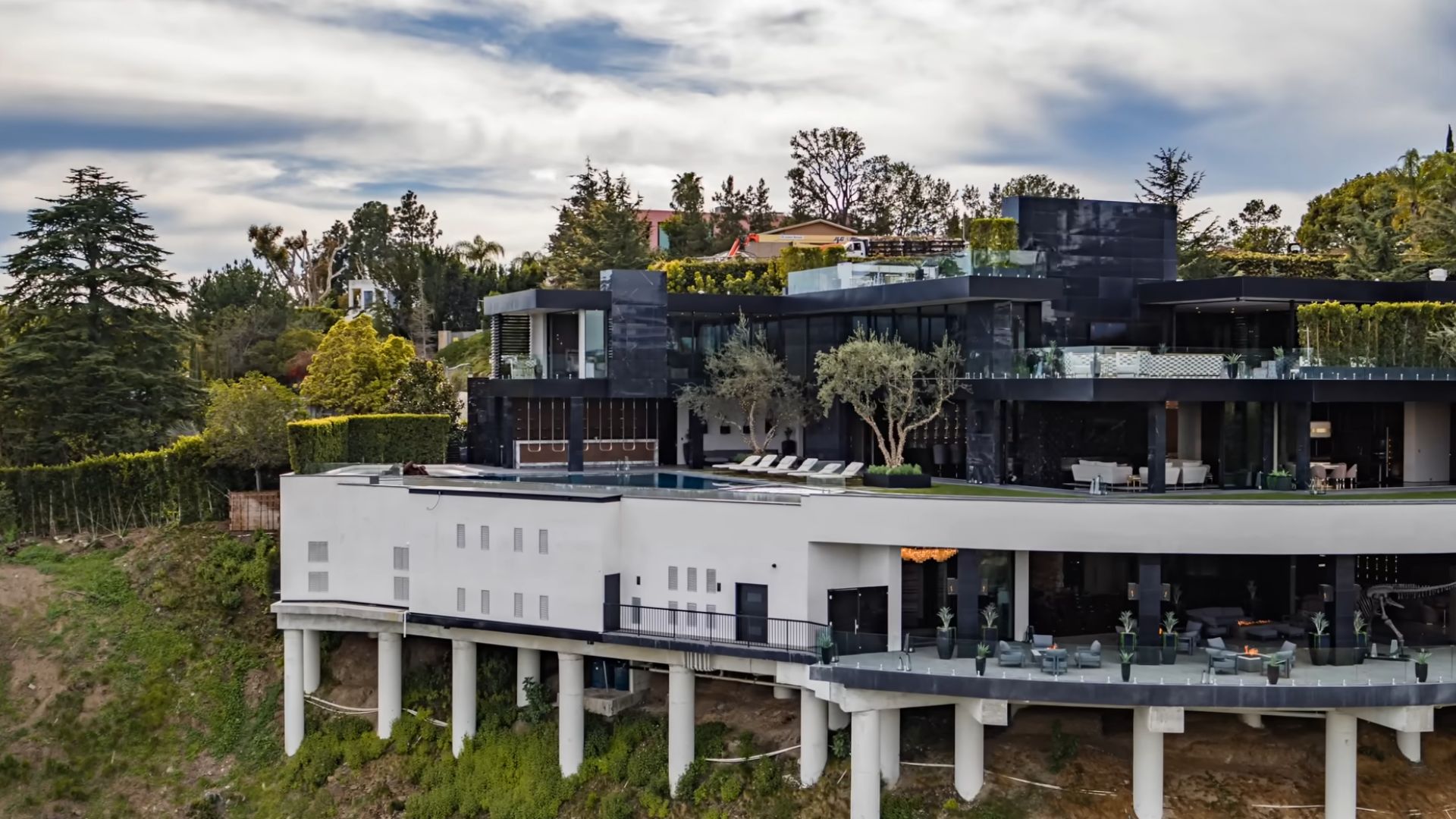 exterior of a modern house in la