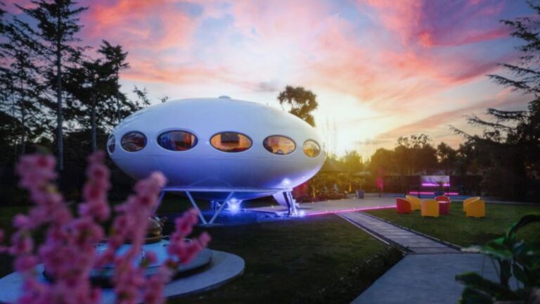 20 Retro Space-Age Homes That Look Out Of This World