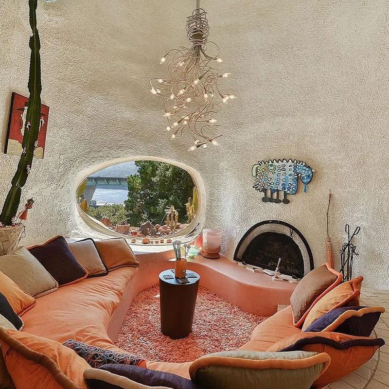 The Flintstones House – California, USA