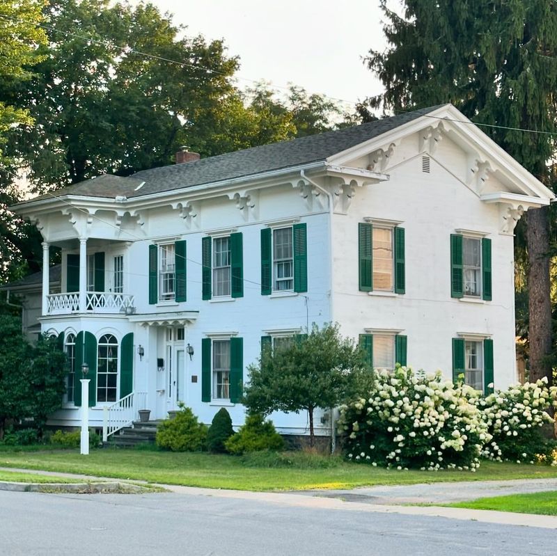 Wide Eaves with Brackets