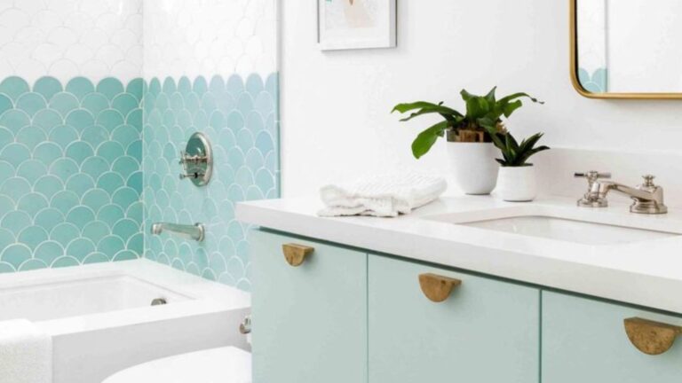 20 Charming Coastal Small Bathroom Ideas Designers Say Are Serene And Inviting