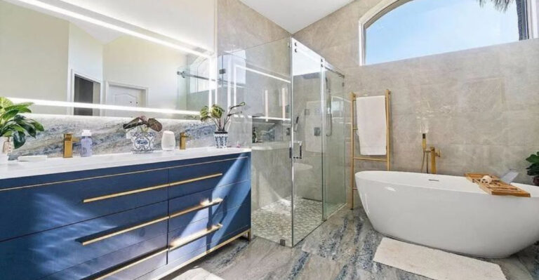 20 Coastal Bathrooms That Are Anything But Kitschy