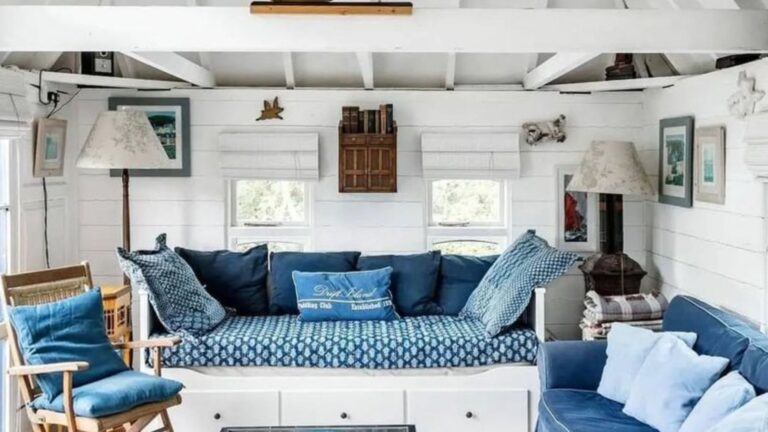 20 Gorgeous Weathered Blue Farmhouse Living Spaces That Feel Coastal